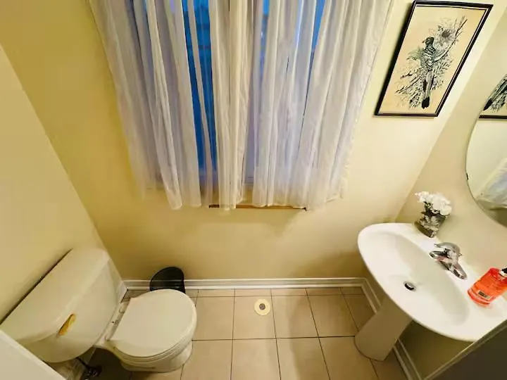 Homestay Toronto Central Bnb- High Speed Internet, Free Parking