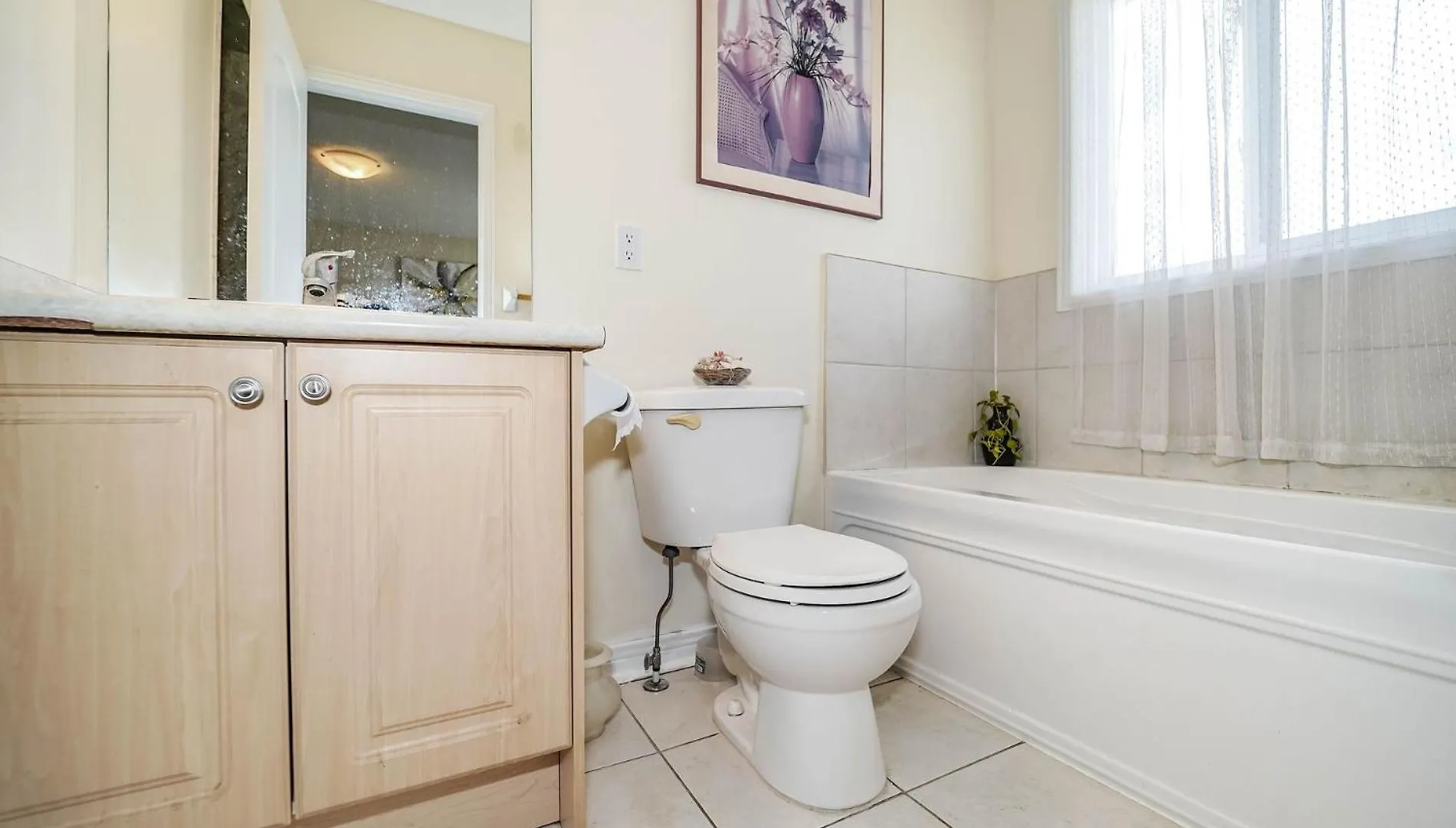 Toronto Central Bnb- High Speed Internet, Free Parking Homestay