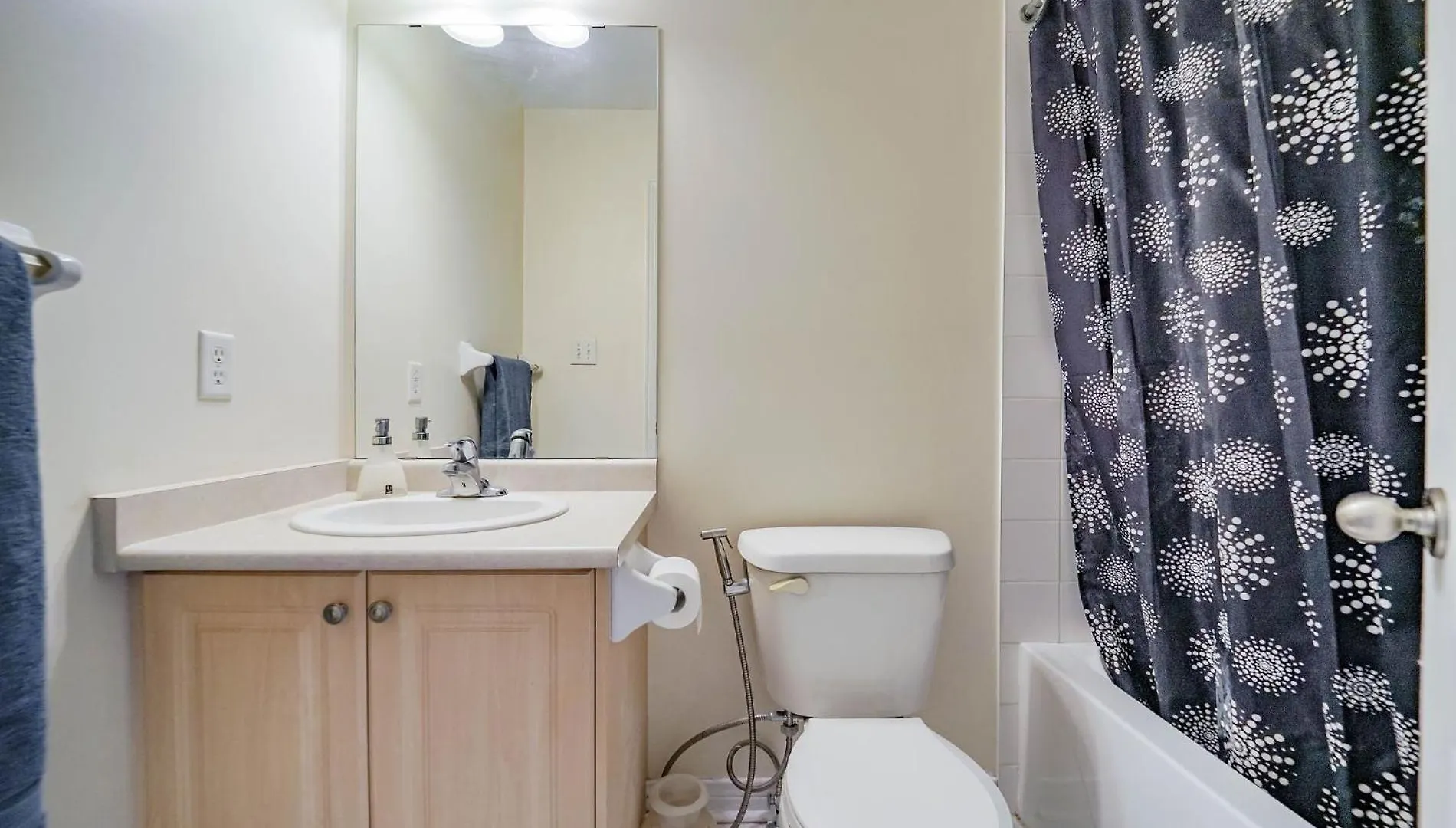 Toronto Central Bnb- High Speed Internet, Free Parking 0*,