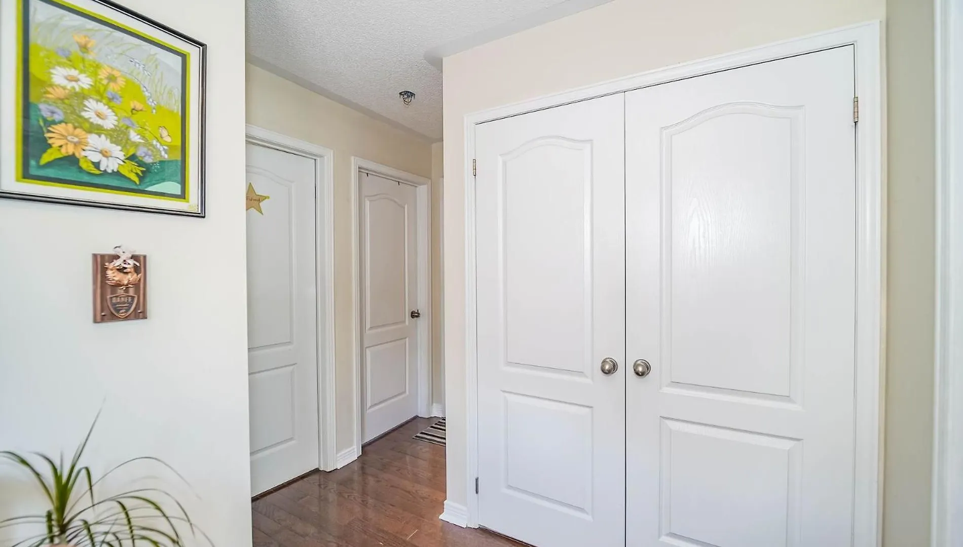 Toronto Central Bnb- High Speed Internet, Free Parking 0*,  Canada