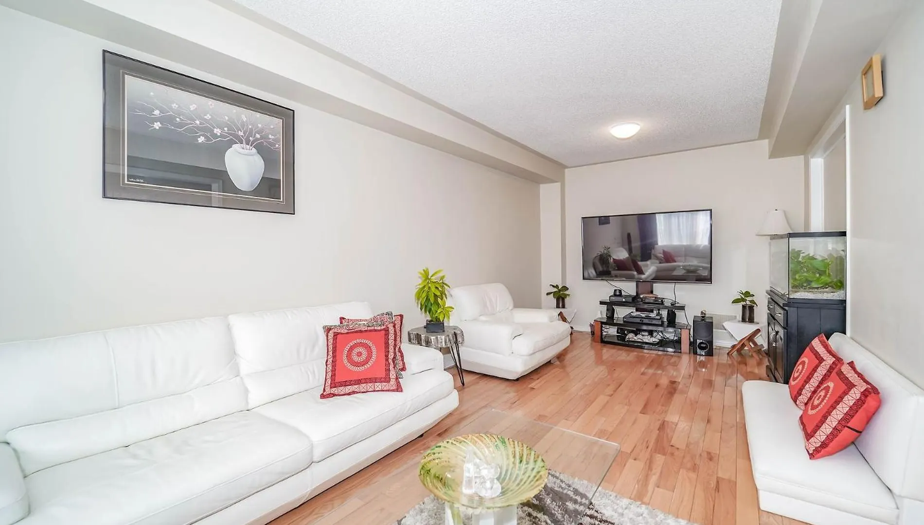Toronto Central Bnb- High Speed Internet, Free Parking Homestay