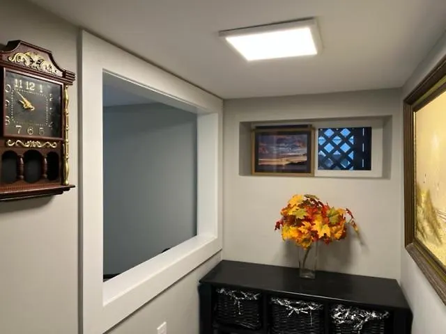 Toronto Central Bnb- High Speed Internet, Free Parking Homestay